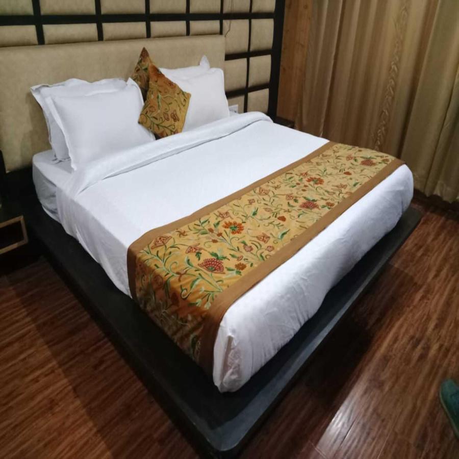 Srīnagar Hotel Sheen מראה חיצוני תמונה